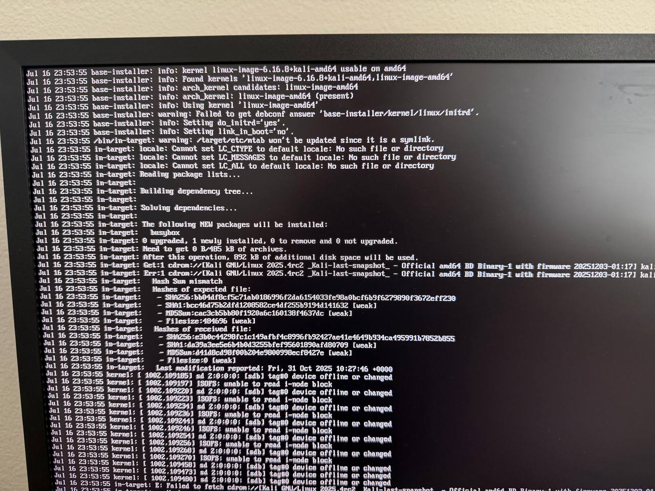 Kali installer log showing BusyBox hash mismatch and source-media read failures